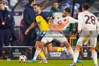 2024-11-07 - Charles Vanhoutte of Union Saint-Gilloise, Lorenzo Pellegrini of AS Roma during the UEFA Europa League, League Phase, MD4 football match between Royale Union Saint-Gilloise and AS Roma on November 7, 2024 at King Baudouin Stadium in Brussels, Belgium - FOOTBALL - EUROPA LEAGUE - UNION SAINT GILLOISE V ROMA - UEFA EUROPA LEAGUE - SOCCER