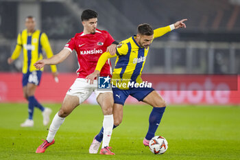 2024-11-07 - Dusan Tadic of Fenerbahce, Mayckel Lahdo of AZ during the UEFA Europa League, League Phase, MD4 football match between AZ Alkmaar and Fenerbahce on November 7, 2024 at AFAS Stadion in Alkmaar, Netherlands - FOOTBALL - EUROPA LEAGUE - AZ ALKMAAR V FENERBAHCE - UEFA EUROPA LEAGUE - SOCCER