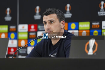 2024-11-07 - Maarten Martens coach of AZ during the UEFA Europa League, League Phase, MD4 football match between AZ Alkmaar and Fenerbahce on November 7, 2024 at AFAS Stadion in Alkmaar, Netherlands - FOOTBALL - EUROPA LEAGUE - AZ ALKMAAR V FENERBAHCE - UEFA EUROPA LEAGUE - SOCCER