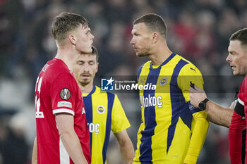 2024-11-07 - Edin Dzeko of Fenerbahce reacts to Wouter Goes of AZ during the UEFA Europa League, League Phase, MD4 football match between AZ Alkmaar and Fenerbahce on November 7, 2024 at AFAS Stadion in Alkmaar, Netherlands - FOOTBALL - EUROPA LEAGUE - AZ ALKMAAR V FENERBAHCE - UEFA EUROPA LEAGUE - SOCCER