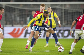 2024-11-07 - Kees Smit of AZ, Cenk Tosun of Fenerbahce during the UEFA Europa League, League Phase, MD4 football match between AZ Alkmaar and Fenerbahce on November 7, 2024 at AFAS Stadion in Alkmaar, Netherlands - FOOTBALL - EUROPA LEAGUE - AZ ALKMAAR V FENERBAHCE - UEFA EUROPA LEAGUE - SOCCER