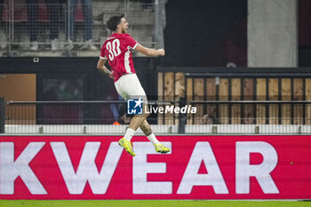 2024-11-07 - Denso Kasius of AZ celebrates a goal during the UEFA Europa League, League Phase, MD4 football match between AZ Alkmaar and Fenerbahce on November 7, 2024 at AFAS Stadion in Alkmaar, Netherlands - FOOTBALL - EUROPA LEAGUE - AZ ALKMAAR V FENERBAHCE - UEFA EUROPA LEAGUE - SOCCER