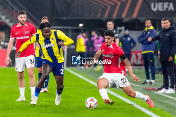 2024-11-07 - Mayckel Lahdo of AZ Alkmaar and Bright Osayi-Samuel of Fenerbahce during the UEFA Europa League, League Phase, MD4 football match between AZ Alkmaar and Fenerbahce on November 7, 2024 at AFAS Stadion in Alkmaar, Netherlands - FOOTBALL - EUROPA LEAGUE - AZ ALKMAAR V FENERBAHCE - UEFA EUROPA LEAGUE - SOCCER