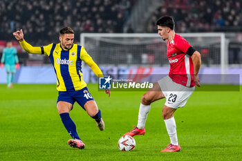 2024-11-07 - Mayckel Lahdo of AZ Alkmaar and Dusan Tadić of Fenerbahce during the UEFA Europa League, League Phase, MD4 football match between AZ Alkmaar and Fenerbahce on November 7, 2024 at AFAS Stadion in Alkmaar, Netherlands - FOOTBALL - EUROPA LEAGUE - AZ ALKMAAR V FENERBAHCE - UEFA EUROPA LEAGUE - SOCCER