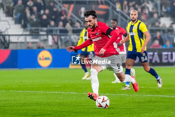 2024-11-07 - Troy Parrott of AZ during the UEFA Europa League, League Phase, MD4 football match between AZ Alkmaar and Fenerbahce on November 7, 2024 at AFAS Stadion in Alkmaar, Netherlands - FOOTBALL - EUROPA LEAGUE - AZ ALKMAAR V FENERBAHCE - UEFA EUROPA LEAGUE - SOCCER