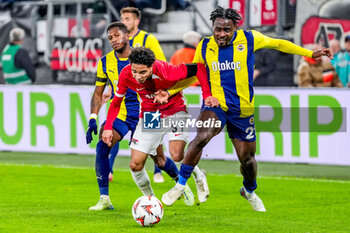 2024-11-07 - Ro-Zangelo Daal of AZ Alkmaar battles for the ball with Bright Osayi-Samuel of Fenerbahce during the UEFA Europa League, League Phase, MD4 football match between AZ Alkmaar and Fenerbahce on November 7, 2024 at AFAS Stadion in Alkmaar, Netherlands - FOOTBALL - EUROPA LEAGUE - AZ ALKMAAR V FENERBAHCE - UEFA EUROPA LEAGUE - SOCCER