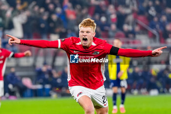 2024-11-07 - Kees Smit of AZ Alkmaar celebrates his goal during the UEFA Europa League, League Phase, MD4 football match between AZ Alkmaar and Fenerbahce on November 7, 2024 at AFAS Stadion in Alkmaar, Netherlands - FOOTBALL - EUROPA LEAGUE - AZ ALKMAAR V FENERBAHCE - UEFA EUROPA LEAGUE - SOCCER