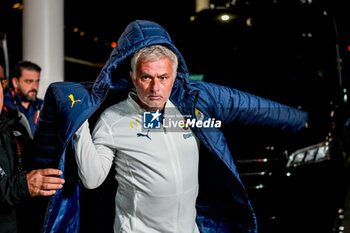 2024-11-07 - Head Coach José Mourinho of Fenerbahce arrives at the stadium during the UEFA Europa League, League Phase, MD4 football match between AZ Alkmaar and Fenerbahce on November 7, 2024 at AFAS Stadion in Alkmaar, Netherlands - FOOTBALL - EUROPA LEAGUE - AZ ALKMAAR V FENERBAHCE - UEFA EUROPA LEAGUE - SOCCER