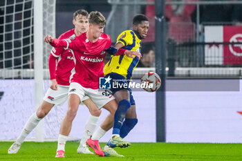 2024-11-07 - Dave Kwakman of AZ Alkmaar battles for the ball with Fred of Fenerbahce during the UEFA Europa League, League Phase, MD4 football match between AZ Alkmaar and Fenerbahce on November 7, 2024 at AFAS Stadion in Alkmaar, Netherlands - FOOTBALL - EUROPA LEAGUE - AZ ALKMAAR V FENERBAHCE - UEFA EUROPA LEAGUE - SOCCER