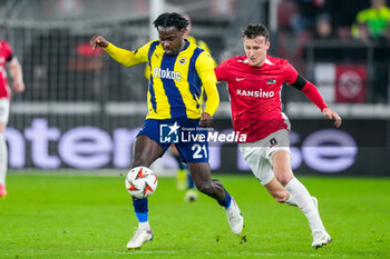 2024-11-07 - Bright Osayi-Samuel of Fenerbahce is challenged by Peer Koopmeiners of AZ during the UEFA Europa League, League Phase, MD4 football match between AZ Alkmaar and Fenerbahce on November 7, 2024 at AFAS Stadion in Alkmaar, Netherlands - FOOTBALL - EUROPA LEAGUE - AZ ALKMAAR V FENERBAHCE - UEFA EUROPA LEAGUE - SOCCER