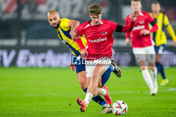 2024-11-07 - Dave Kwakman of AZ Alkmaar battles for the ball with Sofyan Amrabat of Fenerbahce during the UEFA Europa League, League Phase, MD4 football match between AZ Alkmaar and Fenerbahce on November 7, 2024 at AFAS Stadion in Alkmaar, Netherlands - FOOTBALL - EUROPA LEAGUE - AZ ALKMAAR V FENERBAHCE - UEFA EUROPA LEAGUE - SOCCER