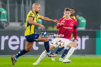 2024-11-07 - Sofyan Amrabat of Fenerbahce is challenged by Peer Koopmeiners of AZ during the UEFA Europa League, League Phase, MD4 football match between AZ Alkmaar and Fenerbahce on November 7, 2024 at AFAS Stadion in Alkmaar, Netherlands - FOOTBALL - EUROPA LEAGUE - AZ ALKMAAR V FENERBAHCE - UEFA EUROPA LEAGUE - SOCCER