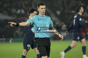 2024-02-07 - Referee Benoit Bastien during the French Cup, round of 16 football match between Paris Saint-Germain (PSG) and Stade Brestois 29 (Brest) on February 7, 2024 at Parc des Princes stadium in Paris, France - FOOTBALL - FRENCH CUP - PARIS SG V BREST - FRENCH CUP - SOCCER