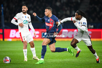 2024-03-13 - Gaetan LABORDE of Nice, Kylian MBAPPE of PSG and Jordan LOTOMBA of Nice during the French Cup, Quarter-final football match between Paris Saint-Germain and OGC Nice on March 13, 2024 at Parc des Princes stadium in Paris, France - FOOTBALL - FRENCH CUP - PARIS SG V NICE - FRENCH CUP - SOCCER