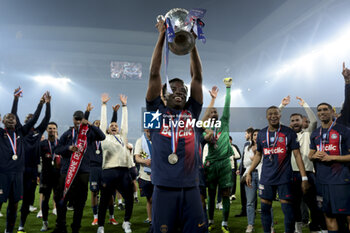 2024-05-25 - Yoram Zague of PSG and teammates celebrate the victory following the French Cup Final football match between Olympique Lyonnais (OL, Lyon) and Paris Saint-Germain (PSG) on May 25, 2024 at Stade Pierre Mauroy, Decathlon Arena in Villeneuve-d'Ascq near Lille, France - FOOTBALL - FRENCH CUP - FINAL - LYON V PARIS SG - FRENCH CUP - SOCCER