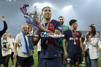 2024-05-25 - Achraf Hakimi of PSG and teammates celebrate the victory following the French Cup Final football match between Olympique Lyonnais (OL, Lyon) and Paris Saint-Germain (PSG) on May 25, 2024 at Stade Pierre Mauroy, Decathlon Arena in Villeneuve-d'Ascq near Lille, France - FOOTBALL - FRENCH CUP - FINAL - LYON V PARIS SG - FRENCH CUP - SOCCER