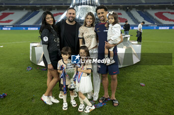 2024-05-25 - Marquinhos of PSG, Carol Cabrino and family celebrate the victory following the French Cup Final football match between Olympique Lyonnais (OL, Lyon) and Paris Saint-Germain (PSG) on May 25, 2024 at Stade Pierre Mauroy, Decathlon Arena in Villeneuve-d'Ascq near Lille, France - FOOTBALL - FRENCH CUP - FINAL - LYON V PARIS SG - FRENCH CUP - SOCCER