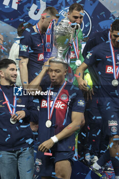 2024-05-25 - Kylian Mbappe of PSG and teammates celebrate during the podium ceremony following the French Cup Final football match between Olympique Lyonnais (OL, Lyon) and Paris Saint-Germain (PSG) on May 25, 2024 at Stade Pierre Mauroy, Decathlon Arena in Villeneuve-d'Ascq near Lille, France - FOOTBALL - FRENCH CUP - FINAL - LYON V PARIS SG - FRENCH CUP - SOCCER