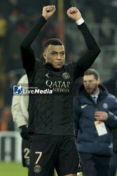 2024-01-14 - Kylian Mbappe of PSG celebrates the victory with the supporters following the French championship Ligue 1 football match between RC Lens and Paris Saint-Germain on January 14, 2024 at Stade Bollaert-Delelis in Lens, France - FOOTBALL - FRENCH CHAMP - LENS V PARIS SG - FRENCH LIGUE 1 - SOCCER