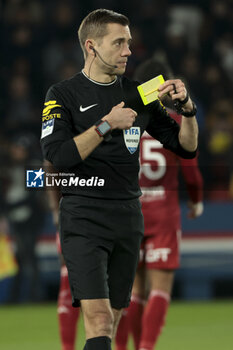 2024-01-28 - Referee Clement Turpin during the French championship Ligue 1 football match between Paris Saint-Germain and Stade Brestois (Brest) on January 28, 2024 at Parc des Princes stadium in Paris, France - FOOTBALL - FRENCH CHAMP - PARIS SG V BREST - FRENCH LIGUE 1 - SOCCER