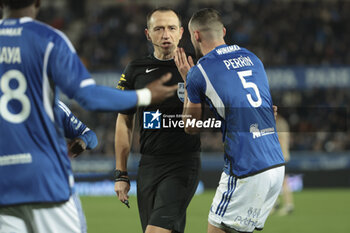 2024-02-02 - Referee Ruddy Buquet during the French championship Ligue 1 football match between RC Strasbourg and Paris Saint-Germain on February 2, 2024 at Stade de La Meinau in Strasbourg, France - FOOTBALL - FRENCH CHAMP - STRASBOURG V PARIS SG - FRENCH LIGUE 1 - SOCCER
