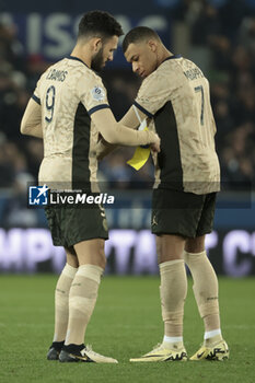 2024-02-02 - Goncalo Ramos of PSG helps Kylian Mbappe fixing the captain's armband during the French championship Ligue 1 football match between RC Strasbourg and Paris Saint-Germain on February 2, 2024 at Stade de La Meinau in Strasbourg, France - FOOTBALL - FRENCH CHAMP - STRASBOURG V PARIS SG - FRENCH LIGUE 1 - SOCCER