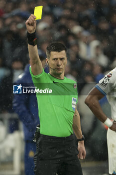 2024-03-31 - Referee Benoit Bastien gives a yellow card during the French championship Ligue 1 football match between Olympique de Marseille (OM) and Paris Saint-Germain (PSG) on March 31, 2024 at Stade Velodrome in Marseille, France - FOOTBALL - FRENCH CHAMP - MARSEILLE V PARIS SG - FRENCH LIGUE 1 - SOCCER