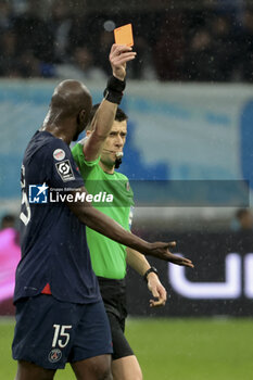 2024-03-31 - Referee Benoit Bastien gives a red card to Lucas Beraldo of PSG during the French championship Ligue 1 football match between Olympique de Marseille (OM) and Paris Saint-Germain (PSG) on March 31, 2024 at Stade Velodrome in Marseille, France - FOOTBALL - FRENCH CHAMP - MARSEILLE V PARIS SG - FRENCH LIGUE 1 - SOCCER