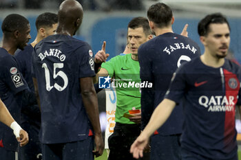 2024-03-31 - Referee Benoit Bastien during the French championship Ligue 1 football match between Olympique de Marseille (OM) and Paris Saint-Germain (PSG) on March 31, 2024 at Stade Velodrome in Marseille, France - FOOTBALL - FRENCH CHAMP - MARSEILLE V PARIS SG - FRENCH LIGUE 1 - SOCCER
