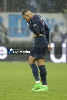 2024-03-31 - Kylian Mbappe of PSG leaves the pitch when being replaced during the French championship Ligue 1 football match between Olympique de Marseille (OM) and Paris Saint-Germain (PSG) on March 31, 2024 at Stade Velodrome in Marseille, France - FOOTBALL - FRENCH CHAMP - MARSEILLE V PARIS SG - FRENCH LIGUE 1 - SOCCER
