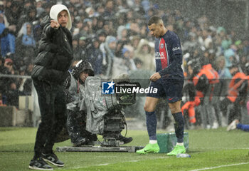 2024-03-31 - Kylian Mbappe of PSG passes by PSG coach Luis Enrique when leaving the pitch after being replaced during the French championship Ligue 1 football match between Olympique de Marseille (OM) and Paris Saint-Germain (PSG) on March 31, 2024 at Stade Velodrome in Marseille, France - FOOTBALL - FRENCH CHAMP - MARSEILLE V PARIS SG - FRENCH LIGUE 1 - SOCCER