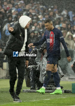 2024-03-31 - Kylian Mbappe of PSG passes by PSG coach Luis Enrique when leaving the pitch after being replaced during the French championship Ligue 1 football match between Olympique de Marseille (OM) and Paris Saint-Germain (PSG) on March 31, 2024 at Stade Velodrome in Marseille, France - FOOTBALL - FRENCH CHAMP - MARSEILLE V PARIS SG - FRENCH LIGUE 1 - SOCCER