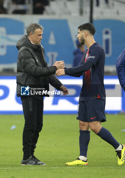 2024-03-31 - PSG coach Luis Enrique salutes Marco Asensio of PSG following the French championship Ligue 1 football match between Olympique de Marseille (OM) and Paris Saint-Germain (PSG) on March 31, 2024 at Stade Velodrome in Marseille, France - FOOTBALL - FRENCH CHAMP - MARSEILLE V PARIS SG - FRENCH LIGUE 1 - SOCCER