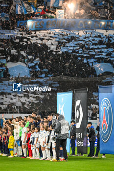 2024-03-31 - Team of Marseille and team of PSG during the French championship Ligue 1 football match between Olympique de Marseille and Paris Saint-Germain on March 31, 2024 at Orange Velodrome stadium in Marseille, France - FOOTBALL - FRENCH CHAMP - MARSEILLE V PARIS SG - FRENCH LIGUE 1 - SOCCER