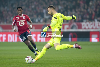 2024-04-05 - Marseille goalkeeper Pau Lopez during the French championship Ligue 1 football match between Lille OSC (LOSC) and Olympique de Marseille (OM) on April 5, 2024 at Stade Pierre Mauroy in Villeneuve-d'Ascq near Lille, France - FOOTBALL - FRENCH CHAMP - LILLE V MARSEILLE - FRENCH LIGUE 1 - SOCCER