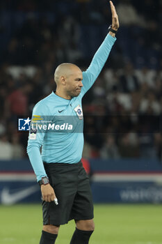 2024-04-06 - Referee Gael Angoula during the French championship Ligue 1 football match between Paris Saint-Germain and Clermont Foot 63 on April 6, 2024 at Parc des Princes stadium in Paris, France - FOOTBALL - FRENCH CHAMP - PARIS SG V CLERMONT - FRENCH LIGUE 1 - SOCCER
