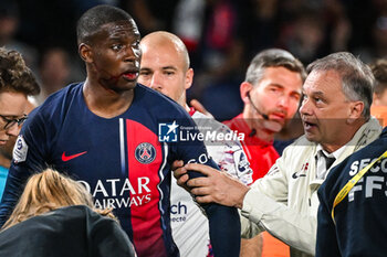 2024-04-06 - Nordi MUKIELE of PSG looks injured and Patrick FLAMANT of PSG during the French championship Ligue 1 football match between Paris Saint-Germain and Clermont Foot 63 on April 6, 2024 at Parc des Princes stadium in Paris, France - FOOTBALL - FRENCH CHAMP - PARIS SG V CLERMONT - FRENCH LIGUE 1 - SOCCER