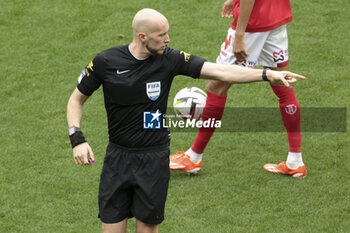 2024-04-07 - Referee Eric Wattellier during the French championship Ligue 1 football match between Stade de Reims and OGC Nice (OGCN) on April 7, 2024 at Stade Auguste Delaune in Reims, France - FOOTBALL - FRENCH CHAMP - REIMS V NICE - FRENCH LIGUE 1 - SOCCER