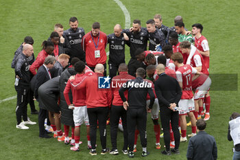 2024-04-07 - Players of Reims gather following the French championship Ligue 1 football match between Stade de Reims and OGC Nice (OGCN) on April 7, 2024 at Stade Auguste Delaune in Reims, France - FOOTBALL - FRENCH CHAMP - REIMS V NICE - FRENCH LIGUE 1 - SOCCER