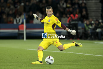 2024-04-21 - Lyon goalkeeper Anthony Lopes during the French championship Ligue 1 football match between Paris Saint-Germain and Olympique Lyonnais (Lyon) on April 21, 2024 at Parc des Princes stadium in Paris, France - FOOTBALL - FRENCH CHAMP - PARIS SG V LYON - FRENCH LIGUE 1 - SOCCER