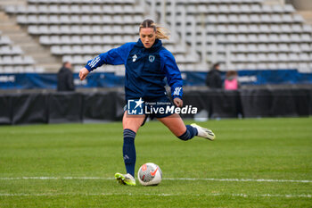2024-01-14 - Louise Fleury of Paris FC warms up ahead of the Women's French cup, round of 32 football match between Paris FC and Girondins de Bordeaux on January 14, 2024 at Sebastien Charlety stadium in Paris, France - FOOTBALL - WOMEN'S FRENCH CUP - PARIS FC V BORDEAUX - FRENCH WOMEN DIVISION 1 - SOCCER