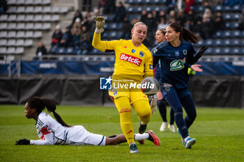 2024-01-14 - Justine Lerond of Girondins de Bordeaux and Clara Mateo of Paris FC fight for the ball during the Women's French cup, round of 32 football match between Paris FC and Girondins de Bordeaux on January 14, 2024 at Sebastien Charlety stadium in Paris, France - FOOTBALL - WOMEN'S FRENCH CUP - PARIS FC V BORDEAUX - FRENCH WOMEN DIVISION 1 - SOCCER