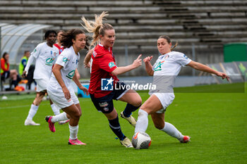2024-02-14 - Amandine Henry of LOSC Lille and Marine Daffeur of FC Fleury 91 fight for the ball during the Women's French Cup, Quarter-final football match between FC Fleury 91 and Losc Lille on February 14, 2024 at Robert Bobin stadium in Bondoufle, France - FOOTBALL - WOMEN'S FRENCH CUP - FLEURY V LILLE - FRENCH WOMEN DIVISION 1 - SOCCER