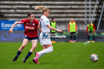 2024-02-14 - Anais Lambert of LOSC Lille and Ewelina Kamczyk of FC Fleury 91 fight for the ball during the Women's French Cup, Quarter-final football match between FC Fleury 91 and Losc Lille on February 14, 2024 at Robert Bobin stadium in Bondoufle, France - FOOTBALL - WOMEN'S FRENCH CUP - FLEURY V LILLE - FRENCH WOMEN DIVISION 1 - SOCCER