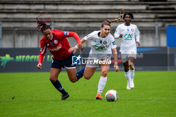2024-02-14 - Jessy Roux of LOSC Lille and Charlotte Fernandes of FC Fleury 91 fight for the ball during the Women's French Cup, Quarter-final football match between FC Fleury 91 and Losc Lille on February 14, 2024 at Robert Bobin stadium in Bondoufle, France - FOOTBALL - WOMEN'S FRENCH CUP - FLEURY V LILLE - FRENCH WOMEN DIVISION 1 - SOCCER