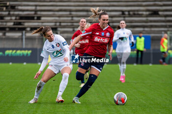 2024-02-14 - Dominika Grabowska of FC Fleury 91 and Marjorie Boilesen of LOSC Lille fight for the ball during the Women's French Cup, Quarter-final football match between FC Fleury 91 and Losc Lille on February 14, 2024 at Robert Bobin stadium in Bondoufle, France - FOOTBALL - WOMEN'S FRENCH CUP - FLEURY V LILLE - FRENCH WOMEN DIVISION 1 - SOCCER