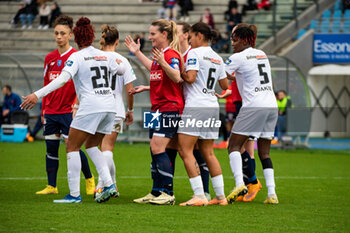 2024-02-14 - Amandine Henry of LOSC Lille and Aldrith Quinte of FC Fleury 91 fight for the ball during the Women's French Cup, Quarter-final football match between FC Fleury 91 and Losc Lille on February 14, 2024 at Robert Bobin stadium in Bondoufle, France - FOOTBALL - WOMEN'S FRENCH CUP - FLEURY V LILLE - FRENCH WOMEN DIVISION 1 - SOCCER