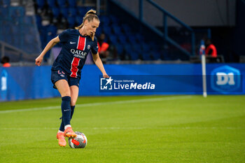 2024-05-11 - Jade Le Guilly of Paris Saint Germain controls the ball during the Women's French championship, D1 Arkema, Play-offs Semi-final football match between Paris Saint-Germain and Paris FC on May 11, 2024 at Parc des Princes stadium in Paris, France - FOOTBALL - WOMEN'S FRENCH CHAMP - PARIS SG V PARIS FC - FRENCH WOMEN DIVISION 1 - SOCCER