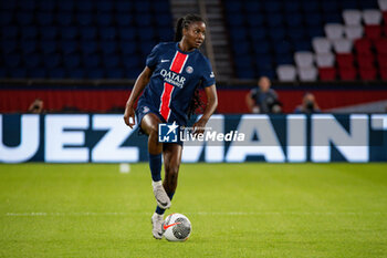 2024-05-11 - Thiniba Samoura of Paris Saint Germain controls the ball during the Women's French championship, D1 Arkema, Play-offs Semi-final football match between Paris Saint-Germain and Paris FC on May 11, 2024 at Parc des Princes stadium in Paris, France - FOOTBALL - WOMEN'S FRENCH CHAMP - PARIS SG V PARIS FC - FRENCH WOMEN DIVISION 1 - SOCCER