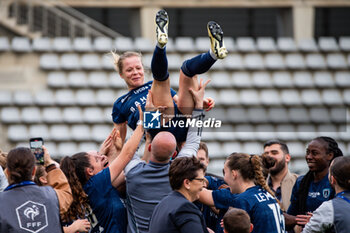 2024-05-17 - Julie Soyer of Paris FC celebrates the victory with teammates after the Women's French championship, Play-offs, 3rd place football match between Paris FC and Stade de Reims on May 17, 2024 at Sébastien Charléty stadium in Paris, France - FOOTBALL - WOMEN'S FRENCH CHAMP - 3RD PLACE - PARIS FC V REIMS - FRENCH WOMEN DIVISION 1 - SOCCER